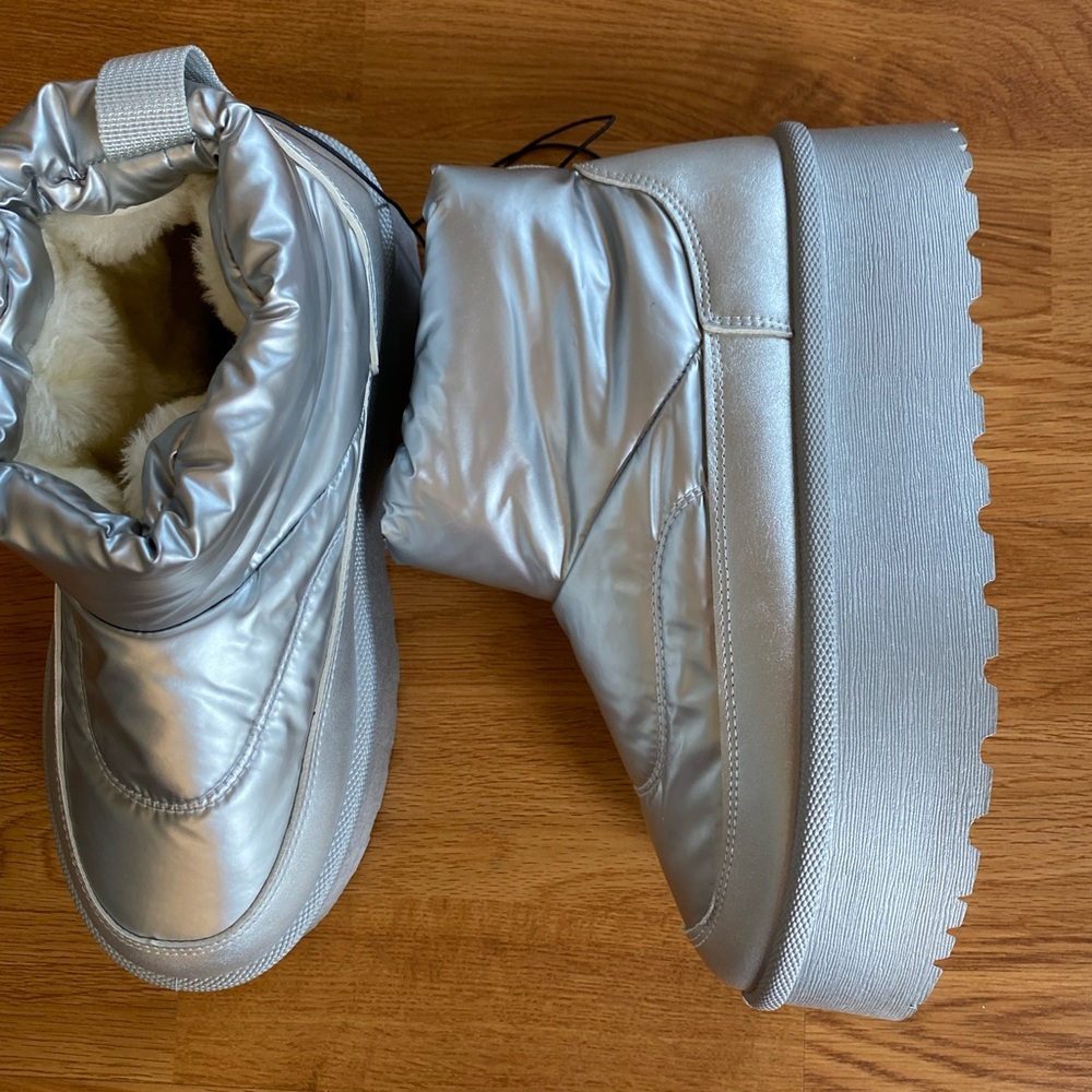 New women’s Sz 8 Silver Platform Winter Boots